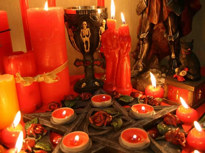 Altar ritual con velas, cáliz y elementos protectores usados en los amarres de amor