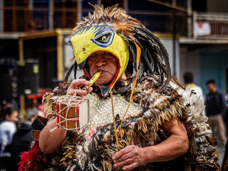 El Cacique, brujo guajiro, con máscara y tocado ceremonial propios de su tradición